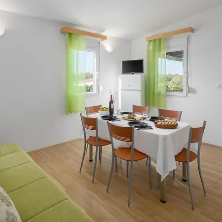 Дом отдыха Stunning Home In Tinjan