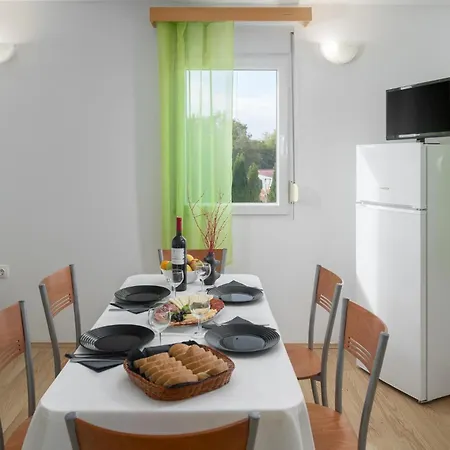 Stunning Home In Tinjan